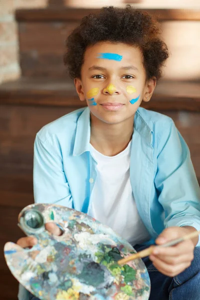 Young artist with paints — Stockfoto