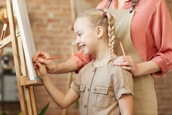 Flicka lära sig måla — Stockfoto