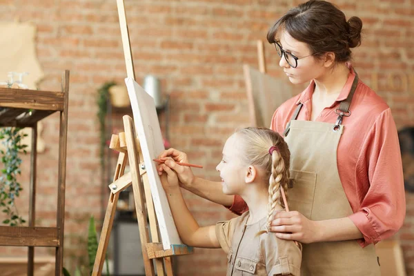 Teacher teaching her student — Stockfoto