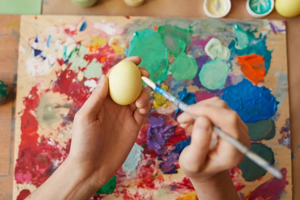 Woman decorating an egg — Zdjęcie stockowe