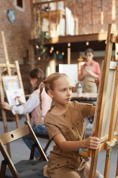 Girl sitting at art studio — Zdjęcie stockowe