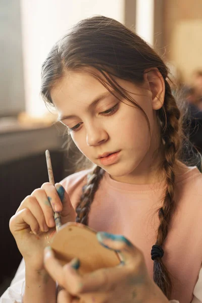 Girl making a craftwork — Stockfoto