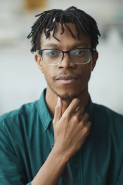 Gözlüklü Afrikalı adam.