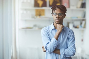 Dalgın Afrikalı işadamı