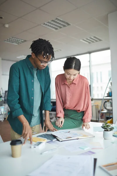 Partner commerciali che discutono schizzi — Foto Stock