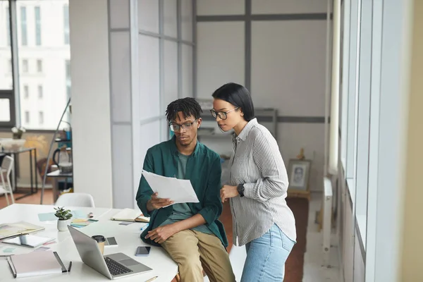 Business couple reading a document — 스톡 사진