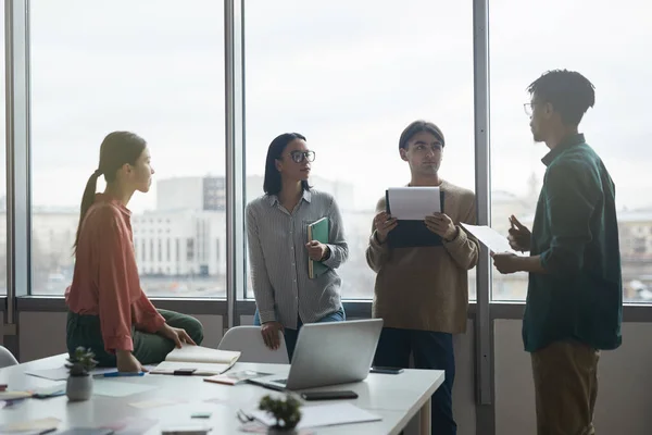 Uomini d'affari Prepararsi per l'incontro — Foto Stock