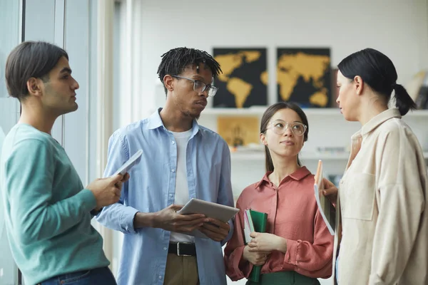 Young people standing at office — Stock Photo, Image