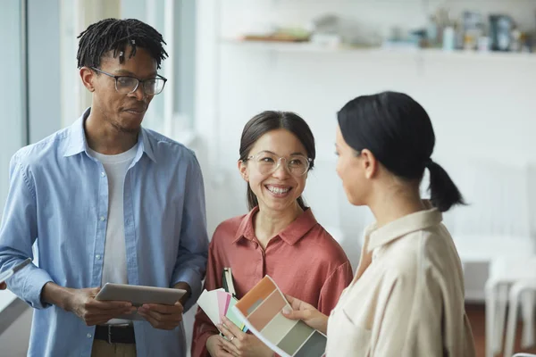 Jonge ontwerpers werken op kantoor — Stockfoto