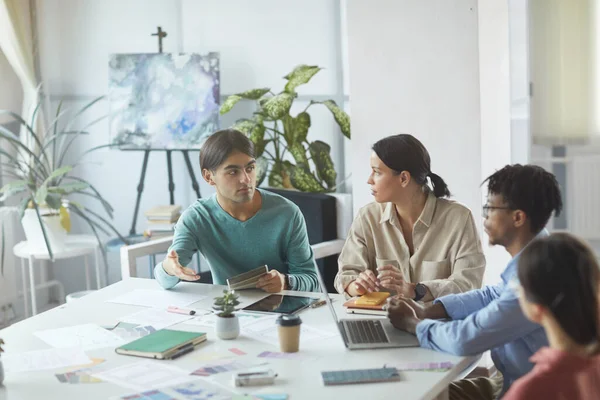 Riunione di lavoro in sala riunioni — Foto Stock