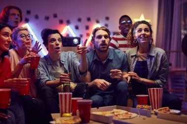kişi film izliyor