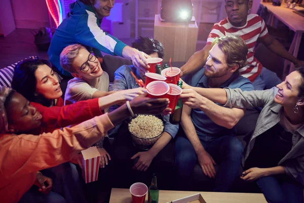 Personas en fiestas domésticas — Foto de Stock