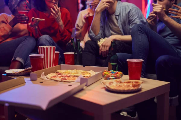 Gente comiendo pizza en la fiesta — Foto de Stock