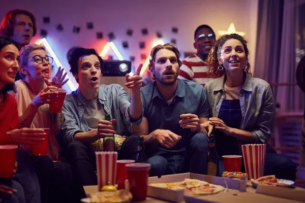 La gente viendo una película — Foto de Stock