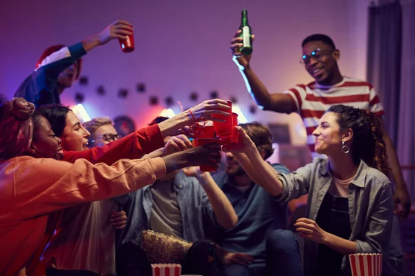 Menschen feiern auf Party — Stockfoto