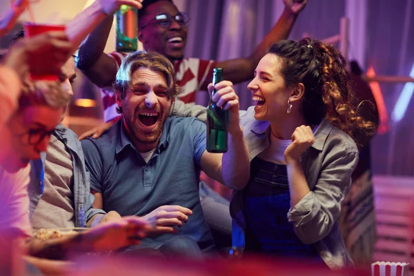 Glückliche Menschen auf Party — Stockfoto