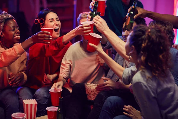 Freunde feiern auf Party — Stockfoto