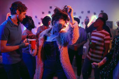 İnsanlar partide dans ediyor.