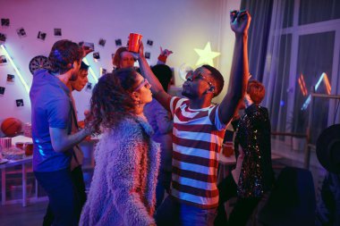 parti insanları dans