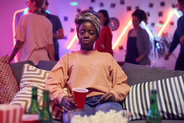 African woman sitting at party — Φωτογραφία Αρχείου