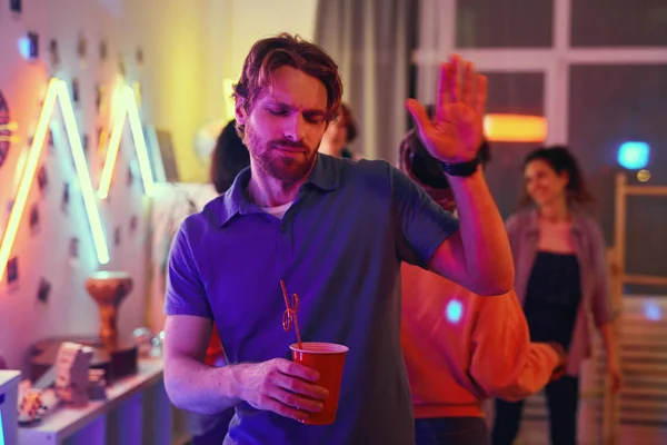 Hombre bailando en fiesta — Foto de Stock