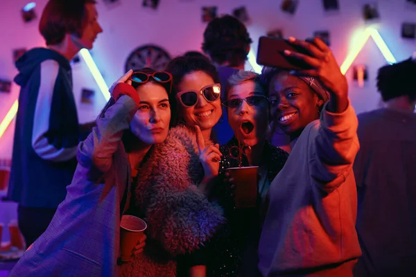 Chicas haciendo selfie retrato en la fiesta — Foto de Stock