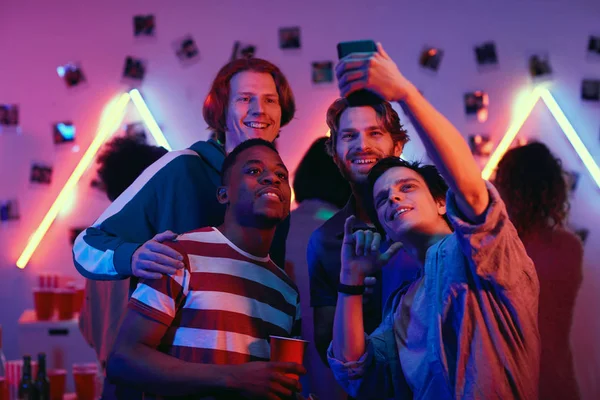 Chicos haciendo retrato de selfie en la fiesta — Foto de Stock