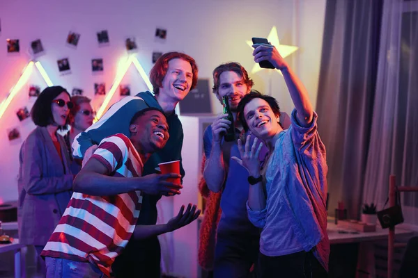 Amigos haciendo selfie por teléfono — Foto de Stock