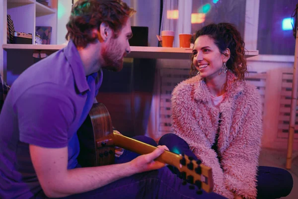 Pareja tocando la guitarra —  Fotos de Stock