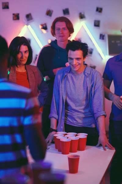 Gente jugando en pong de cerveza — Foto de Stock