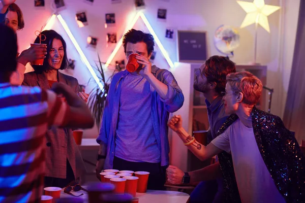 Amigos jugando en pong de cerveza — Foto de Stock