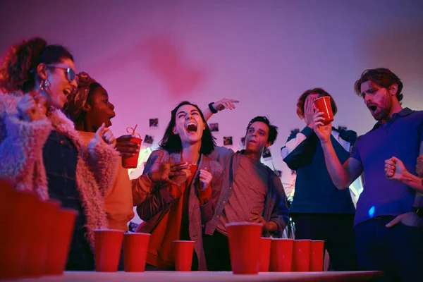 La gente riéndose de la fiesta — Foto de Stock