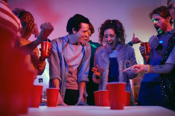 Mujer ganando en pong de cerveza juego — Foto de Stock