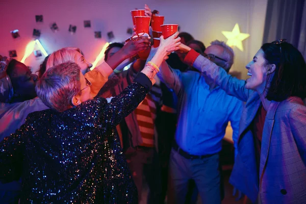 Group of people celebrating with beer — Stock fotografie