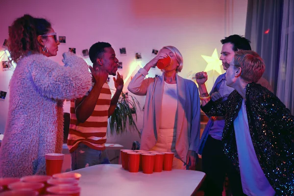 Mujer bebiendo cóctel en la fiesta —  Fotos de Stock