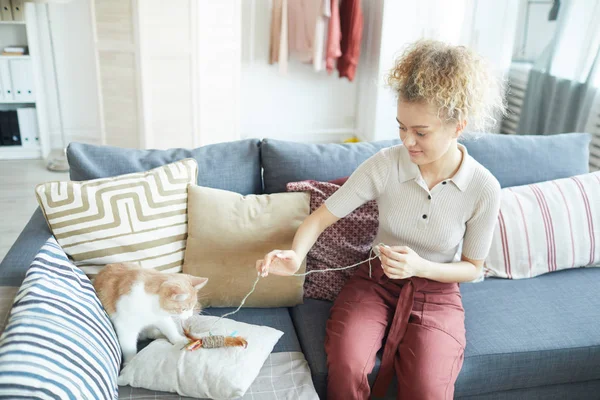 女性は彼女の猫と遊ぶ — ストック写真