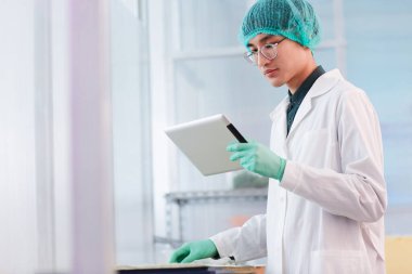 Bilim adamı iş yerinde tablet bilgisayar kullanıyor