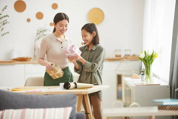 Asiático niñas con regalo cajas — Foto de Stock