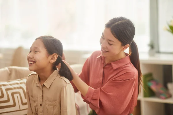 Madre Amantísima Plaiting Girls Hair — Foto de Stock