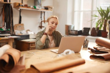 Genç kadın telefon sahip
