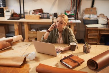 Beyaz kadın telefon görüşmesi yapıyor.