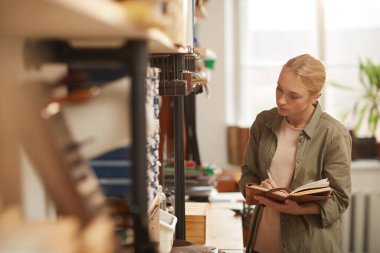 Kadın Malzemeleri Denetliyor