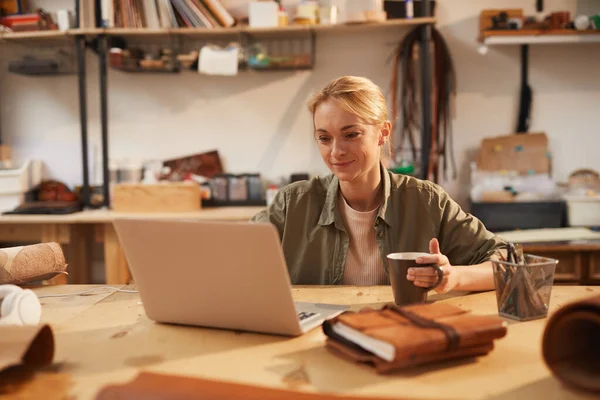 Mulher usando laptop na oficina — Fotografia de Stock