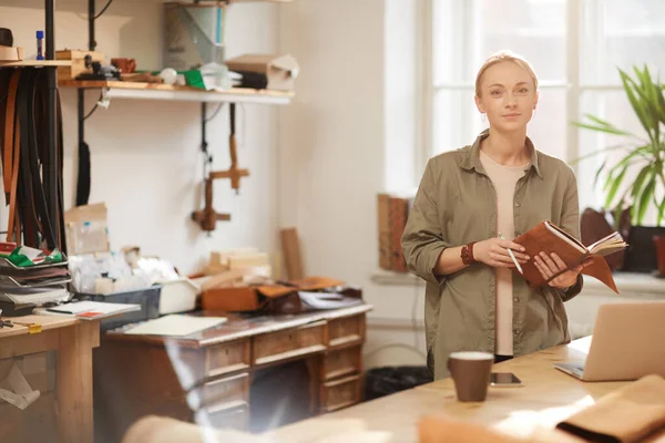 Femme avec carnet dans l'atelier — Photo