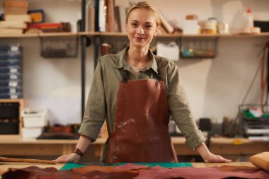 İşteki Mutlu Sanatçı Kadın