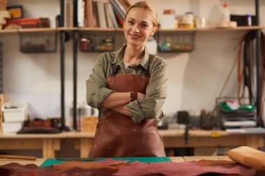 Kendinden emin Kadın Sanatçı Portresi