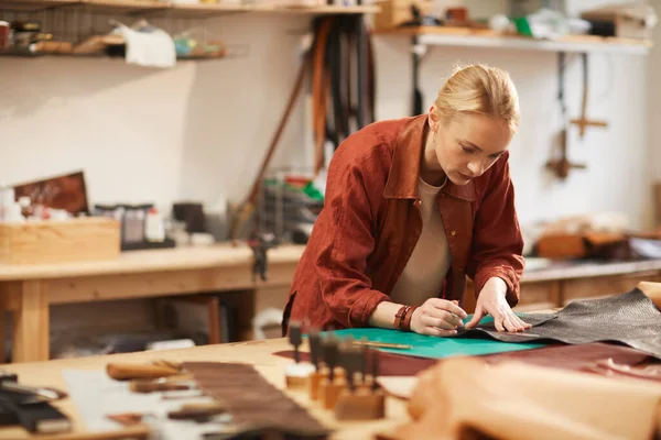 Artisanat travaillant avec morceau de cuir — Photo