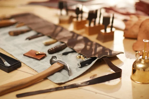 Outils spéciaux pour l'artisanat en cuir — Photo