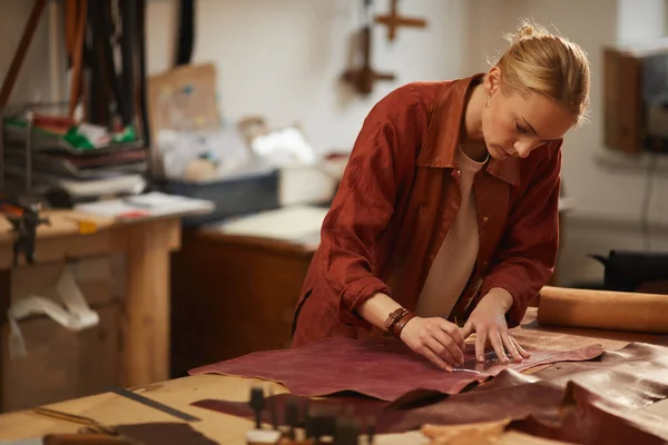 Young Craftswoman Cutting Out Leather — Stock Photo, Image