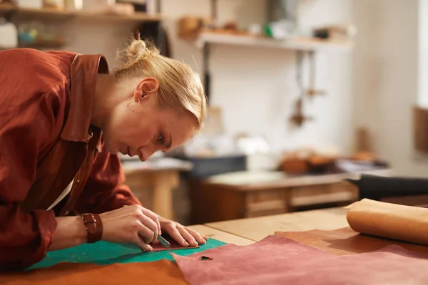 Femme artisan coupe cuir détail — Photo